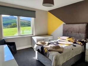 5 chambres, fer et planche à repasser, lit de bébé portatif