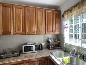 Kühlschrank, Mikrowelle, Wasserkocher mit Kaffee-/Teezubehör