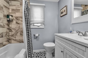 Combined shower/bathtub, hair dryer, towels, soap - Gorgeous 2 Queen Bed North Buffalo Apartment with Free Driveway Parking (Buffalo)