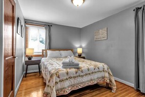 2 bedrooms, memory-foam beds, desk, iron/ironing board - Gorgeous 2 Queen Bed North Buffalo Apartment with Free Driveway Parking (Buffalo)
