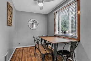 Dining - Gorgeous 2 Queen Bed North Buffalo Apartment with Free Driveway Parking (Buffalo)