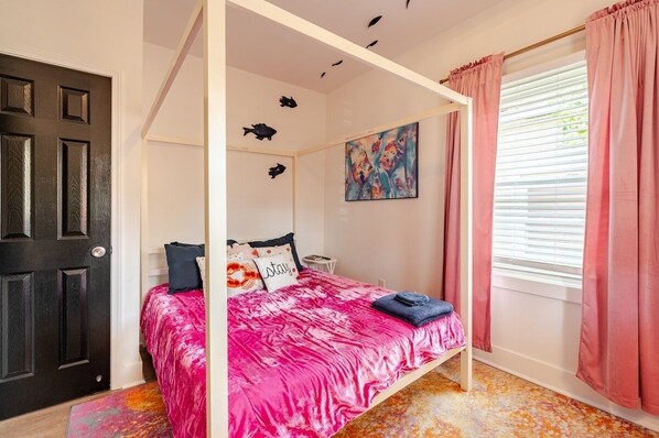 4 bedrooms, iron/ironing board, Internet, bed sheets