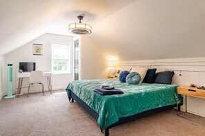 4 bedrooms, iron/ironing board, internet, bed sheets