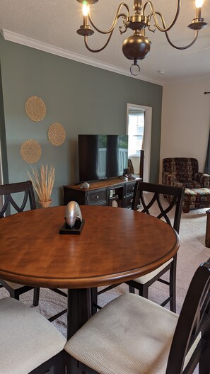 Dining - 2 BR condo-pool, remote work, golf courses, and family attractions nearby (Myrtle Beach)