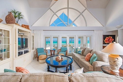 So Serene Oceanfront Villa, Rum Point, Private Beach, Hot Tub, Kayak, Snorkeling