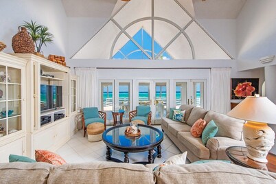 So Serene Oceanfront Villa, Rum Point, Private Beach, Hot Tub, Kayak, Snorkeling