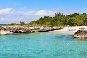 Sulla spiaggia, lettini da mare, teli da spiaggia