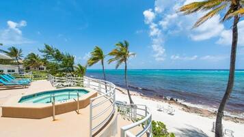 在海滩、沙滩椅、沙滩毛巾