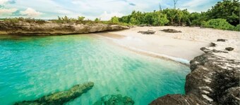 So Serene Oceanfront Villa, Rum Point, Private Beach, Hot Tub, Kayak, Snorkeling