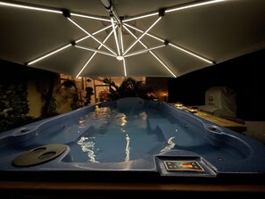Indoor spa tub