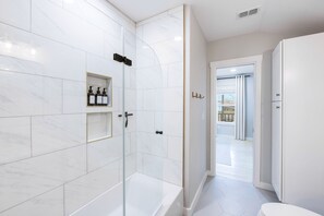 Badewanne, Haartrockner, Handtücher, Seife