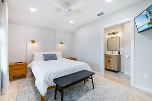 2 bedrooms, desk, WiFi, bed sheets