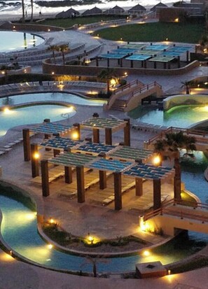 Una piscina al aire libre, una piscina climatizada