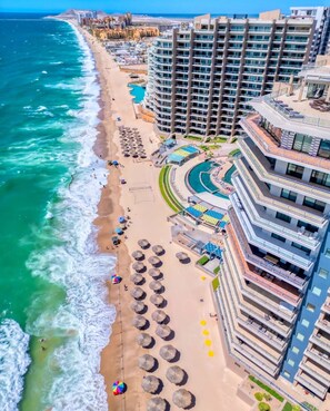 Plage, chaises longues, serviettes de plage