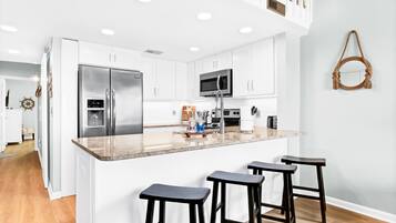 Fridge, microwave, stovetop, dishwasher