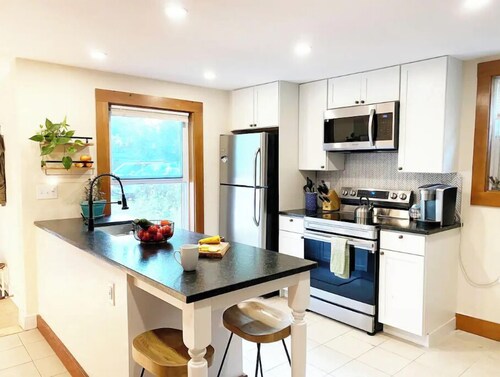 3 Bedroom Cozy BurlingtonEscape w/HOT TUB!