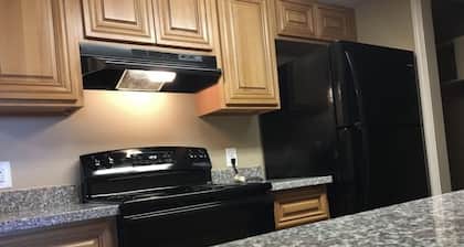 Private room, washer/dryer, kitchen, WiFi, Habló español.