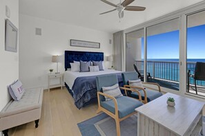 Escritorio, tabla de planchar con plancha, wifi y ropa de cama