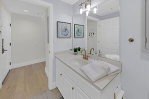 Kombinert dusj/badekar og hårføner