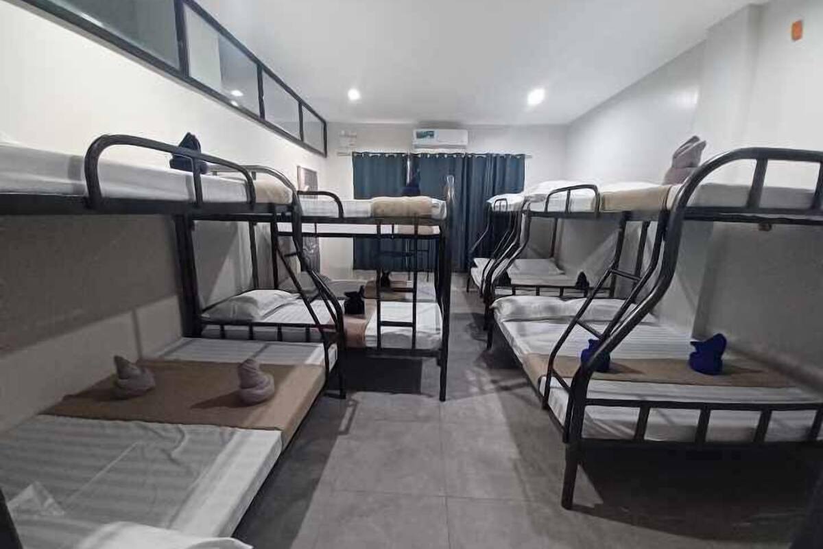 4 bedrooms, desk, iron/ironing board, free WiFi