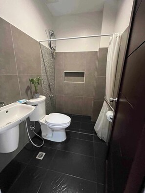 Basic Single Room | Bathroom | Shower, towels, soap, toilet paper - 2020 Travelers Inn (Dumaguete)