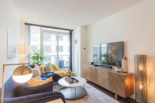Luxury Junior 2-bedroom condo in the heart of Downtown