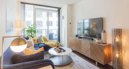 Luxury Junior 2-bedroom condo in the heart of Downtown