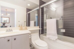 Ensemble baignoire-douche, séchoir à cheveux, bidet, serviettes fournies