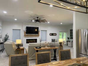 Dining - Cozy Farmhouse in Mount Vernon (Mount Vernon)