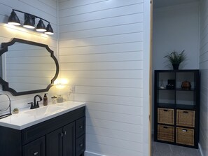 Combined shower/tub, towels, toilet paper - Cozy Farmhouse in Mount Vernon (Mount Vernon)