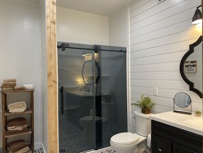 Duschwanne, Handtücher, Toilettenpapier