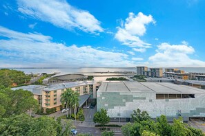 Exterior - Zen Arkaba: 3BR Luxury Waterfront Apt ~ Pool ~ BBQ (Darwin City)