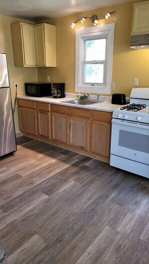 ثلاجة، ميكروويف، فرن، موقد طهي مسطح