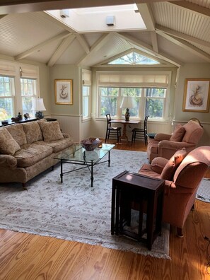 Smart TV, fireplace - Charming 1870 cape cottage in Litchfield (Litchfield)