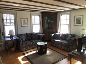 Smart TV, fireplace - Charming 1870 cape cottage in Litchfield (Litchfield)