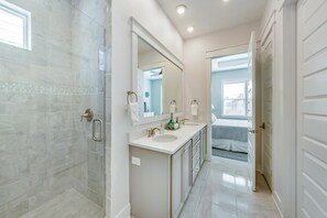 Ensemble douche/baignoire, sèche-cheveux, serviettes fournies, savon