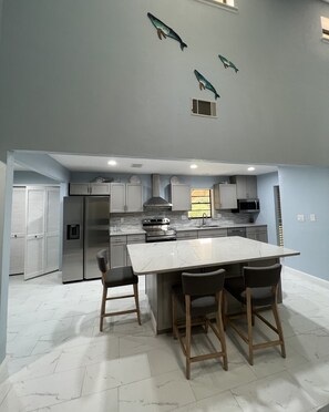 Een koelkast, een magnetron, een oven, een kookplaat