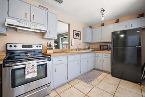 Fridge, microwave, oven, stovetop - Cozy Cottage,  private back yard, and free coffee! (Wildwood)