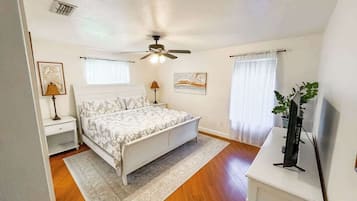 3 chambres, bureau, fer et planche Ă repasser, lit parapluie