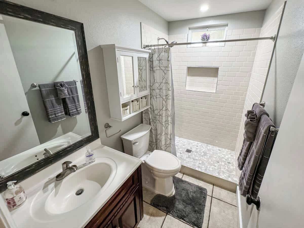 Combined shower/bathtub, hair dryer, towels, shampoo