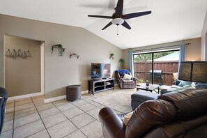 Een smart-tv en een open haard