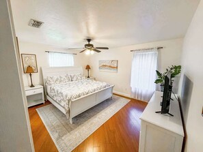 3 slaapkamers, een bureau, een strijkplank/strijkijzer, reisbedje