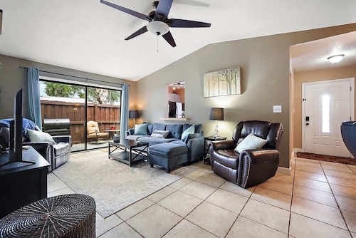 Cozy Cottage,  private back yard, and free coffee!