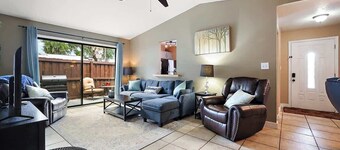 Cozy Cottage,  private back yard, and free coffee!