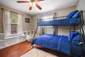 3 bedrooms, desk, iron/ironing board, travel cot - Cozy Cottage,  private back yard, and free coffee! (Wildwood)