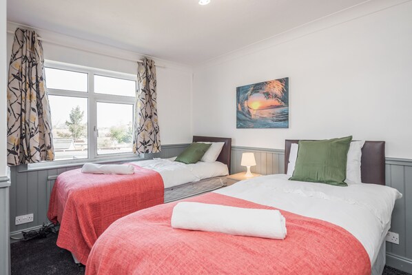 Casa, varias camas | 3 habitaciones, tabla de planchar con plancha y wifi gratis