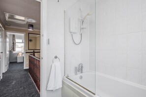 Casa, varias camas | Baño | Tina con regadera, tina profunda, secadora de cabello, toallas
