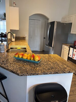 Fridge, microwave, oven, stovetop - SW Florida Tranquility Heaven 3 bedroom house with new heated salt water pool (Cape Coral)