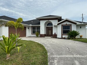 Exterior - SW Florida Tranquility Heaven 3 bedroom house with new heated salt water pool (Cape Coral)