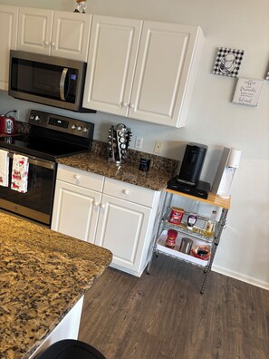 Fridge, microwave, oven, stovetop - SW Florida Tranquility Heaven 3 bedroom house with new heated salt water pool (Cape Coral)